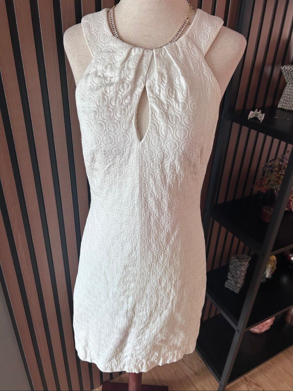White House black market dress size 4 cotton keyhole embossed